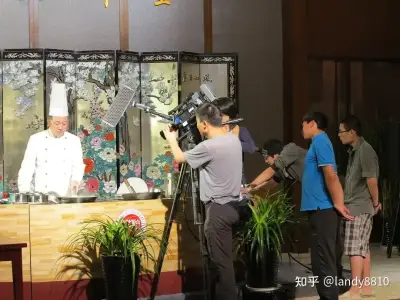 窝窝伦伦午夜伦剧照1